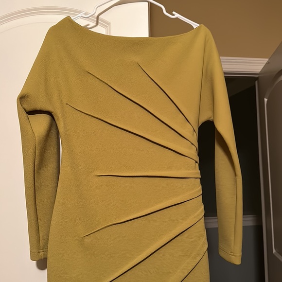 Green dress with beautiful side ruching - Picture 2 of 2